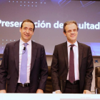 El presidente de CaixaBank, Jordi Gual (derecha), y el consejero delegado de la entidad, Gonzalo Gortázar, presentan en rueda de prensa los resultados económicos del ejercicio 2016.-