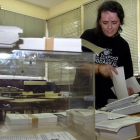 Una empleada municipal coloca las papeletas en un colegio electoral de Bilbao.-EFE / ALFREDO ALDAI