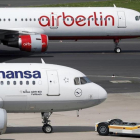 Foto de archivo de un avión de la aerolínea Lufthansa y otro de Air Berlin en el aeropuerto de Dusseldorf.-FRIEDEMANN VOGEL/EFE