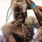 Un inmigrante toma una ducha a bordo del Open Arms.-JUAN MEDINA