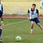 Íñigo Pérez en un lance del entrenamiento de ayer en el anexo de Los Pajaritos.-Álvaro Martínez