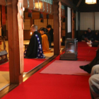 Ceremonia matinal en un santuario del monte Koya en presencia de turistas.-JORDI JUSTE (ARCHIVO)
