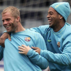 Gudjohnsen y Ronaldinho bromean en un entrenamiento del Barça, en el 2007.-JORDI COTRINA