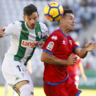 Manu del Moral en un lance del encuentro con el defensa cordobesista Fernández.-Área 11