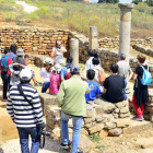 Visitantes al yacimiento de Numancia atendiendo las explicaciones de un informador turístico de la asociación, hace unos días en Garray. /  ÁLVARO MARTÍNEZ-