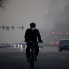 Un ciclista circula por Pekín en un día de alta contaminación.-REUTERS