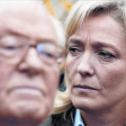 Marine Le Pen escucha a su padre mientras este pronuncia un discurso, en el 2007.-Foto: AFP / MARTIN BUREAU