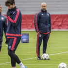 Guardiola, Con Javi Martínez y Vidal, en el entrenamiento del Bayern.-EFE / MARC MUELLER