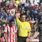 Del Cerro Grande amonesta a Héctor Moreno en el Granada-Espanyol de la Liga 2013-14.-CARLOS BARBA
