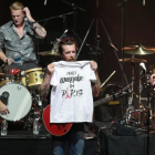 El cantante de Eagles of Death Metal, Jesse Hugues, enseña una camiseta que recuerda el atentado de la sala Bataclan de París, durante la actuación del grupo en el Olympia, el pasado mes de febrero.-JOEL SAGET