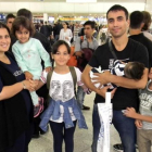 Nafia Bedredin de nacionalidad iraqui con su mujer y sus cuatro hijos en el aeropuerto de Atenas antes de partir hacia Madrid.-EFE