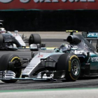 Nico Rosberg comanda la carrera de Interlagos por delante de Lewis Hamilton.-AP / ANDRE PENNER