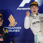 Rosberg celebra la victoria junto a Ricciardo, en Singapur.-AFP