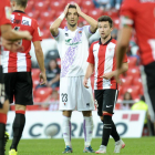 Óscar Díaz se lamenta tras ver como Jon Ander le paraba el penalti.-Área 11