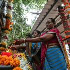 Mujeres rinden tributo  en el hospital de Cama  a las victimas de los atentados en Bombay de hace diez anos en los que insurgentes del grupo paquistani Lashkar-e-Taiba  LeT  mataron a tiros a 166 personas.-EFE / Divyakant Solanki