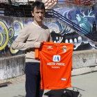 José Rojo Martín 'Pacheta' posa con la camiseta del Ratchaburi durante su visita a Soria con motivo del parón en la Liga Tailandesa.-MARÍA FERRER