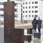 El alcalde, Carlos Martínez, y el concejal de Urbanismo, Javier Muñoz, visitan la nueva zona de workour.-Marcos de Miguel
