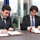 El director general de Sepes, Pedro Saura, y Carlos Martínez, durante la firma del convenio. -