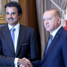 El presidente turco, Recep Tayyip Erdogan, con el Emir de Catar, el jeque Tamim bin Hamad al-Thani, en Ankara. /-REUTERS