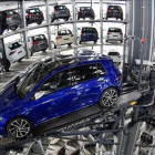 Almacén inteligente de coches de Volkswagen en Wolfsburg.-REUTERS / FABIAN BIMMER