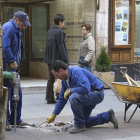 Trabajadores municipales trabajan en el Collado arreglando las baldosas que se rompen y para evitar los tropiezos de los peatones. / VALENTÍN GUISANDE-