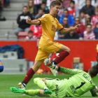 Vietto bate a Cuéllar para marcar el primer gol del Sporting-Sevilla en El Molinón.-REUTERS / ELOY ALONSO