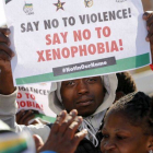 Manifestantes se concentran en los juzgados de Alexandra contra los ataques y asesinatos de inmigrantes en Sudáfrica.-Foto: REUTERS / MIKE HUTCHINGS