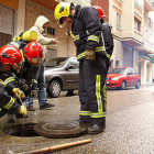 Los bomberos de Soria durante una actuación en la capital. / VALENTÍN GUISANDE-