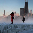 Dos fotógrafos toman imágenes de la tormenta sobre la ciudad de Chicago.-AFP / SCOTT OLSON