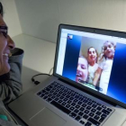 Una mujer habla con su familia a través de Skype.-AFP / JONATHAN NACKSTRAND