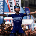 Remco Evenepoel celebra la victoria en San Sebastián.-EFE/ JAVIER ETXEZARRETA