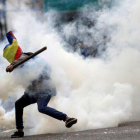 Un manifestante durante los disturbios contra Maduro, en Caracas.-REUTERS / UESLEI MARCELINO