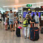 Pasajeros, en el aeropuerto de Barcelona-El Prat, en el primer día de huelga del personal de tierra de Iberia.-JORDI COTRINA