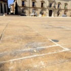 Imagen del pavimento de la plaza Mayor de Almazán tras la traca de  la Bajada de Jesús. / VALENTÍN GUISANDE-