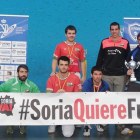 Los representantes del CP Urbión posan con la copa que les acredita como campeones de España de Primera.-CP Urbión