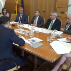 Imagen de la reunión celebrada ayer en Fomento con representantes del departamento, Adif, Renfe y la delegada del Gobierno.-HDS