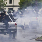 Policías y paramilitares se enfrentan a los estudiantes que protestan hace meses en Nicaragua contra del presidente, Daniel Ortega.-ESTEBAN FELIX (AP)