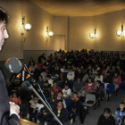 El alcalde de Soria, Carlos Martínez, responde a las preguntas de los alumnos de Escolapios en el salón de actos del colegio. / ÁLVARO MARTÍNEZ-