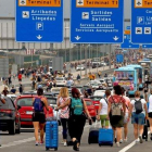 Varios viajeros cerca del Aeropuerto del Prat, afectados por las protestas convocadas por Tsunami Democratic tras la sentencia del juicio del ’procés’.-EFE (TONI ALBIR)