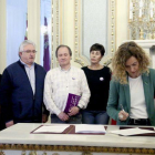 La ministra de Política Territorial y Función Pública, Meritxell Batet, firma con los representantes sindicales el IV convenio único para personal laboral.-DAVID CASTRO (AGENCIAS)