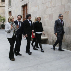 El 'president' Carles Puigdemont y los cuatro inhabilitados por el 9-N, Artur Mas, Joana Ortega, Irene Rigau y Francesc Homs, en el Palau de la Generalitat.-JULIO CARBÓ
