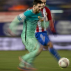 Messi corre en el Calderón junto a a Griezmann en el Atlético-Barça de la Copa-