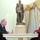 Vladimir Putin y Steven Seagal, en el Kremlin /-ALEXEI DRUZHININ SPUTNIK KRE