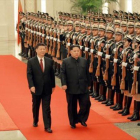 Kim Jong-un y Xi Jinping pasan revista a la guardia de honor en Pekín, en una imagen de archivo.-REUTERS / KCNA