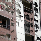 Edificio dañado por la explosión de un coche bomba en un barrio al sur de Damasco, Síria.-OMAR SANADIKI