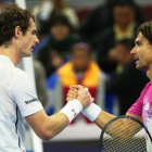 David Ferrer (derecha) felicita a Andy Murray tras la victoria del escocés en las semifinales del Abierto de China.-EFE / WU HONG
