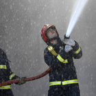 Los bomberos del parque de Soria durante una de sus intervenciones. / ÁLVARO MARTÍNEZ-