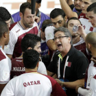 El entrenador de Qatar, el español Valero Rivera (c), habla con los jugadores de su equipo durante el partido de semifinales del Mundial de balonmano disputado entre Polonia y Qatar en el Lusail Multipurpose Hall, a las afueras de Doha, en Qatar, hoy, vie-Foto: EFE