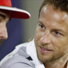 Fernando Alonso y Jenson Button, en Abu Dabi.-EFE / VALDRIN XHEMAJ