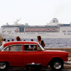 Un crucero con turistas que pasan frente al Malecon en La Habana,  Cuba.-EFE